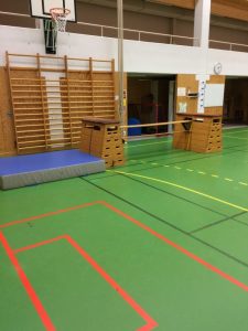 Station 2. Gå balansgång. Mattor lades till under, efter att bilden togs.