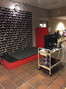 Dansarna står på scenen eller framför tv:n.