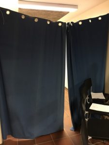 Bakom de blå gardinerna blir vårt "green room".