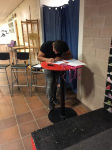 Christian skriver på diplom som alla deltagare får. Kanske nästan tur att det inte var 25 st. som var med?!
