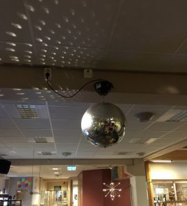 Bägge disco bollarna får jobba hårt.