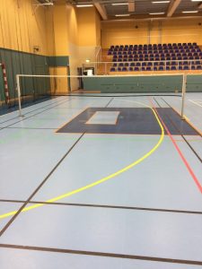 Gott om plats och fin inramning när vi är i sporthallen. Fyra nät finns det att spela vid.