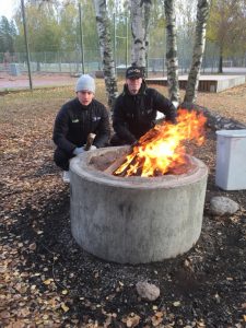 Nöjda killar visar upp sin eld. De kan mer än att spela innebandy!