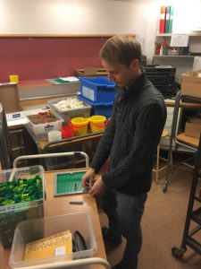Patrik, vår bibliotekarie är med på ett hörn. Han har byggt förr.