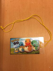Så här ser ett Pokémon pass ut. Det hänger du på dig. Det visar att du betalat och att du har rätt att följa med gruppen.