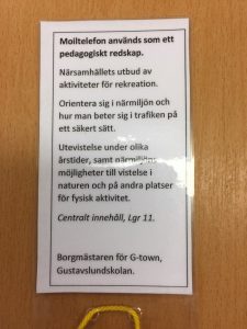 På baksidan finns det en förklaring till att Pokémon Go gruppen använder mobiltelefoner och i vilket syfte.