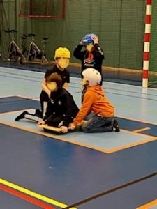 hm, var det den som sitter på brädan eller de som putta som skulle ha hjälmen på